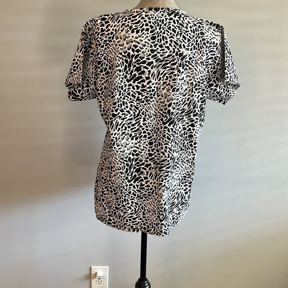 Animal print scrubs measures 21” armpit to armpit. Looks brand new - Picture 4 of 6